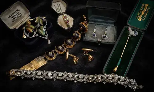 Antikschmuck mit historischen Schmuckstücken zur professionellen Wertermittlung