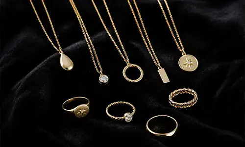 Goldschmuck mit Ketten, Ringen und Anhängern zur professionellen Wertermittlung